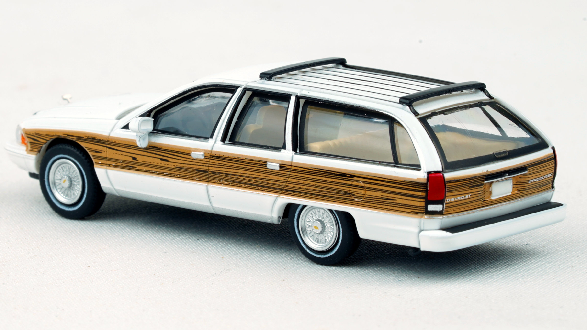 PCX87 1991 Chevrolet Caprice Wagon - White Woody 1/87 PCX870453 HO